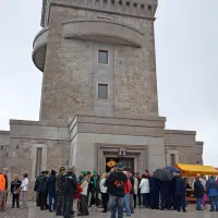 Kljub kislemu vremenu so se prireditve na Cerju udeležili  mnogi 