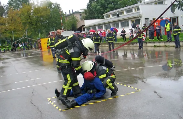 Prenos 80 kilogramov težkega ponesrečenca ni mačji kašelj