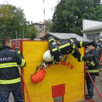 Prvo oviro je bilo treba premagati takoj po startu