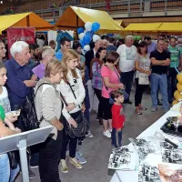Obiskovalci so si z zanimanjem ogledali tudi ustvarjanje sladkih dobrot v živo 