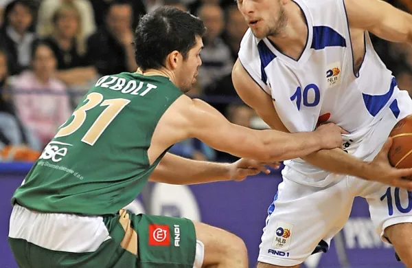 Nekoč nasprotnika, odslej soigralca: Vjeko Petrovič (v Heliosovem belem dresu) in Sašo Ožbolt (v zelenem Olimpijinem)