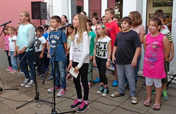 Ob odprtju energetsko obnovljenih prostorov podružnice OŠ Vincenzo e Diego de Castro v Sečovljah so učenci pripravili kratek kulturni program 