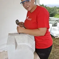 Katja Juren, študentka Višje strokovne šole oblikovanja kamna iz Sežane, bo za diplomo s kamnom oblikovala domačo klet