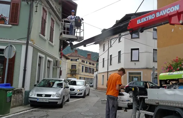 Pred dnevi so v Rutarjevi ulici odstranili halogenke in  nad cestiščem namestili svetilke z rumeno svetlobo