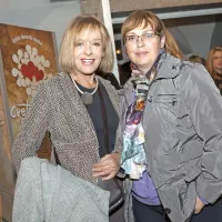 Milena Zupančič (levo), ki je Meto odigrala v filmski različici Cvetja v jeseni, je o muzikalu na premieri pokramljala z Natašo Pirc Musar, nekdanjo informacijsko pooblaščenko