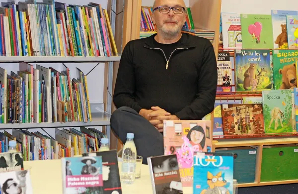 Miha Mazzini: “Če se že borite z značilno slovensko depresijo in žalostjo in se vam kot lek ponujajo samodestruktivnost, alkohol in humor, izberite slednjega.”