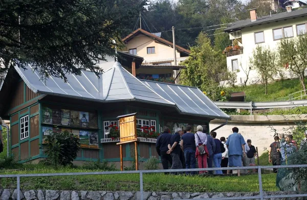 Obnovljen meščanski čebelnjak v središču Idrije je v ponos čebelarjem in mestu