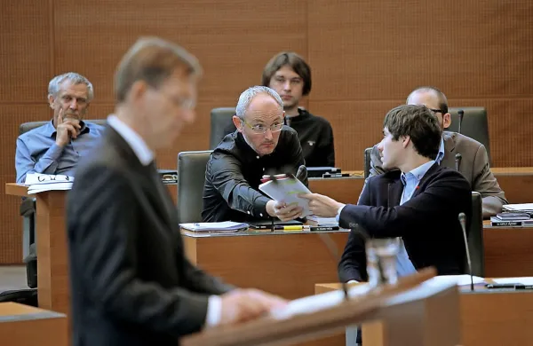 Poslanec koalicije Združena Levica (ZL) Franc Trček (v sredini) je z izstopom iz Iniciative za demokratični socializem, ene od treh strank v koaliciji ZL, nakazal svojo željo po delovanju koalicije v eni stranki