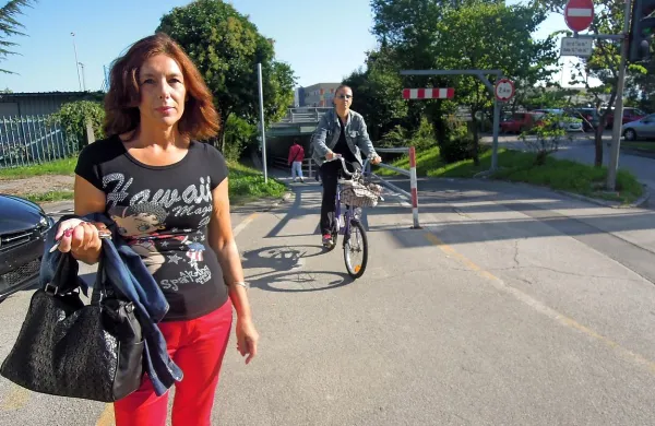 Talne oznake v podhodu pri policijski postaji so povsem zbledele, marsikdo jih niti ne opazi več. Bojana Škabar, ki podhod uporablja vsak dan, se kot pešakinja počuti ogrožena. 