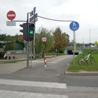 Podhod pri glavni avtobusni postaji ima dovolj širok pas za avtomobile ter tudi za pešce in kolesarje, talnih oznak pa sploh ni več videti
