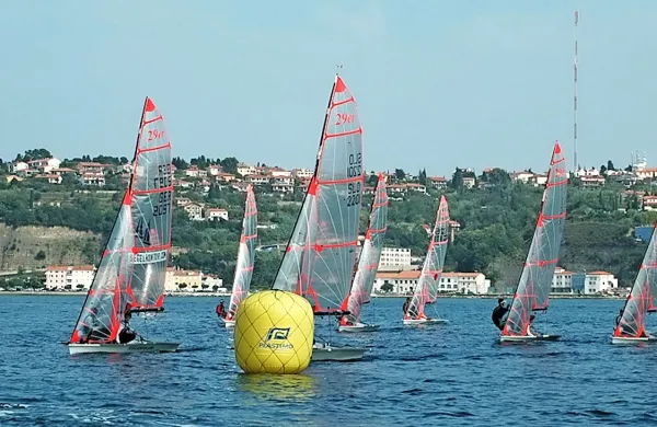 Med 15 jadrnicami razreda 29er je bila skupno najhitrejša slovenska