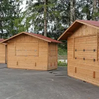 Še sredi poletja, ko je tržnica delovala še pod okriljem Društva za razvoj podeželja med Snežnikom in Nanosom, je na njej prodajalo povprečno devet ponudnikov. Zdaj so razmere povečini takšne  kot na fotografiji.