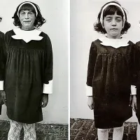 John Malkovich v “rekonstrukciji” fotografije Diane Arbus / Identical Twins, Roselle, New Jersey 