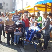 Angela Lampe (prva desno), mati invalidnega otroka s cerebralno paralizo, je skupaj z drugimi starši in podporniki predstavila peticijo za vrnitev denarja za gradnjo  zavoda na Debelem rtiču