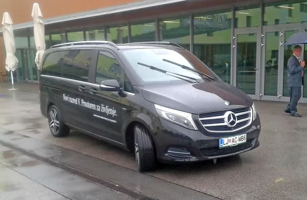 Mercedesov razred V svoje adute skriva pod pločevino