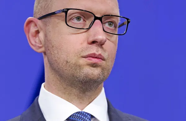 Ukrajinski premier Arsenij Jacenjuk je  Zahod pozval, naj ne odpravi sankcij proti Rusiji