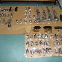 Na Obrežju so policisti in delavci finančne straže zasegli orožje, bombe in heroin 