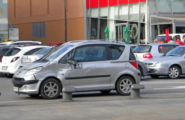 Z avtom je speljal s parkiri&scaron;ča in avtobusu izsilil prednost