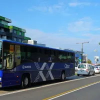 Z avtom je speljal s parkiri&scaron;ča in avtobusu izsilil prednost