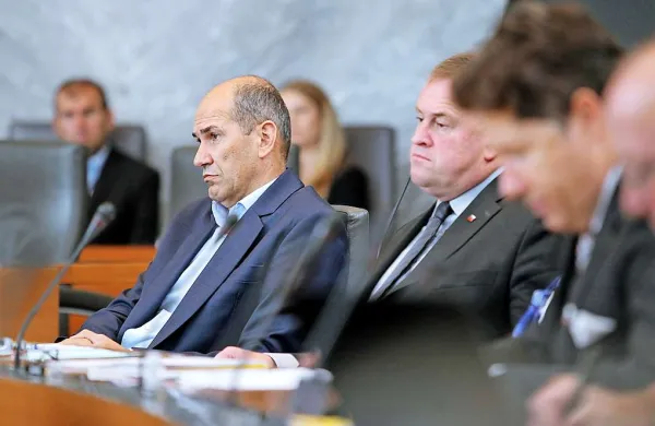 Mandatno-volilna komisija je zavrnila predlog SDS za razširitev današnje seje s predlogom za sklic javne predstavitve mnenj o vprašanju poslanskega mandata prvaka SDS Janeza Janše