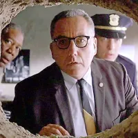 Bob Gunton kot upravnik v Kaznilnici odrešitve
