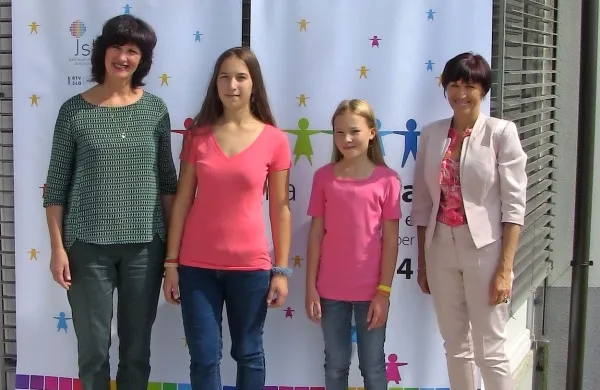 Predstavnice komenske šole (z leve: Andreja Rustja, Ana Milanič, Eva Žagar in Nives Cek) so  se  iz Brežic vrnile s  posebno nagradno 