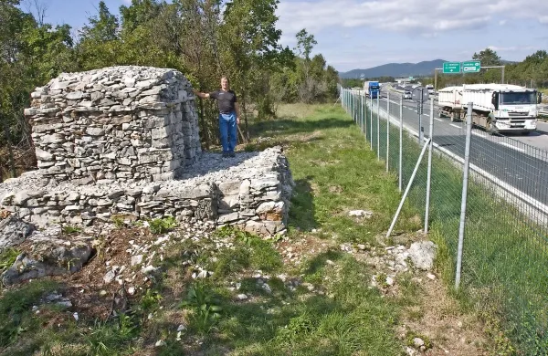 Nasproti izvoza za Fernetiče je ob avtocesti zrasla pastirska hiška