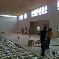 Ne znamo si predstavljati, koliko živcev in besed so porabili vsi, ki so dolga leta koprskega župana Borisa Popoviča prepričevali o nujnosti dokončanja podružnične šole v Sv. Antonu. Omehčal ga ni prav noben argument. No, k sreči so pred vrati lokalne