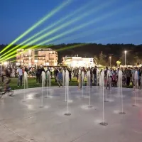 Načrti za gradnjo dveh stanovanjskih stolpičev v središču Lucije s knjižnico in zdravstvenim domom v pritličju, ki naj bi bila obdana s parkom tisočih dreves, so obtičali po prvi obravnavi na občinskem svetu. A nekaj je morala občina v mandatu Petra