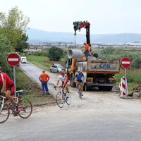 V posmeh  Ankarančanom, voznikom  in kolesarjem je koprska  oblast samo v zadnjem letu  dvakrat spremenila prometni režim na Železniški cesti  med Srminom in Ankara nom.   Iz dvosmerne v eno smerno cesto, nato pa   tik  pred volitvami spet  dvosmerna. 