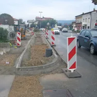 Župan Emil Rojc  se je  očitno dobro naučil predvolilne obrti. Če ga prva leta županovanja ni bilo skoraj nikjer zraven, je sedaj povsod. V  zadnjih dneh je prerezal trak na novem vaškem domu na Pregarjah,  na Domu Škoromatov v Podgradu, obenem pa je