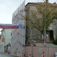Ko zmanjka vaških jeder  (kjer pod novim asfaltom  odtekajo odplake v tla, a to nikogar ne skrbi) in mestnih  trgov in ko  na krožišču pri vrtcu v četrto res ni več kaj početi, pride na vrsto  razpadajoča Križaničeva hiša ob Partizanski cesti.