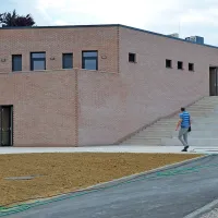 V Mirnu naj bi tik pred lo kalnimi volitvami odprli nov medgeneracijski objekt, Center za starejše in mladino. Bo že držalo, da Občina Miren-Kostanjevica praznuje svoj praznik 3. oktobra in da se ob takih priložnostih spodobi odpreti kakšno novo stavbo,