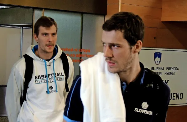 Zoran Dragić (levo) se bo v NBA pridružil bratu Goranu (desno)