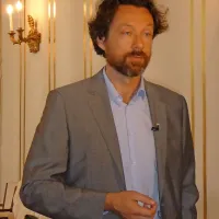 Dr. Michiel Schaeffer: “Vsako od zadnjih treh desetletij je bilo toplejše od tistega pred njim. Po letu 1950 beležimo na globalni ravni tudi več vročih in manj hladnih dni in noči ter večjo pogostost vročinskih valov v velikem delu Evrope, Azije in