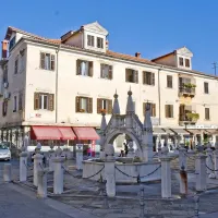 Baročna palača Cadamuro Morgante na vogalu Tominčeve ulice v Kopru  je smiselna dopolnitev Prešernovega trga s fontano 