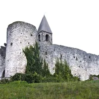 Utrdba Hrastovlje, ki ima značaj tabora, ima zgledno ohranjeno obzidje, ki datira v 15 stoletje. Sedaj je ena glavnih turističnih zanimivosti zaledja slovenske Istre 
