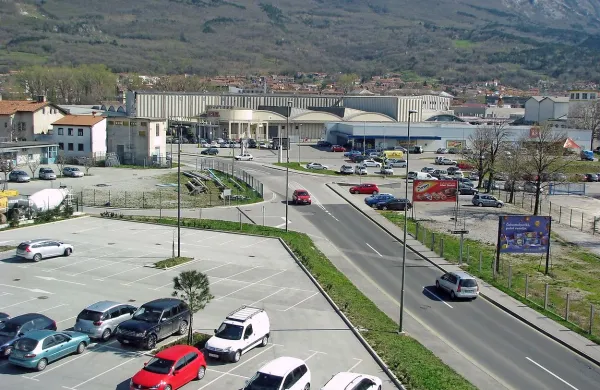 Predvideno krčenje območij gospodarskih dejavnostih ob večjih  kompleksih v mestu otežilo širitve in s tem povzročilo gospodarsko škodo, opozarjajo podjetniki