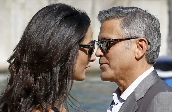 Hollywoodski zvezdnik George Clooney je v soboto v Benetkah obljubil večno zvestobo britanski pravnici libanonskega rodu Amal Alamuddin