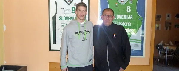 Oče David (desno) in sin Aleksej Nikolić pred “starima” reprezentančnima dresoma s podpisi igralcev