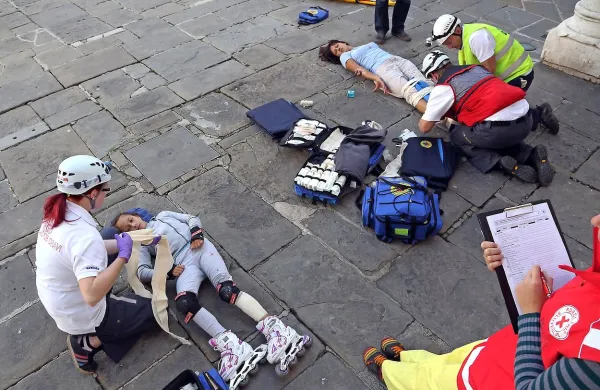 Pred Pretorsko palačo so morali reševalci ob gneči in hrupu javne prireditve oskrbeti nekaj ranjenih in  bolnega obiskovalca