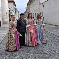 Na sprehodu po Varaždinu srečaš tudi  mladenke iz nekega drugega, baročnega  obdobja