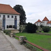 Varaždinski grad oziroma dvorec iz 12. stoletja, zdaj preurejen v muzej 