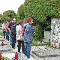 ... pa tudi poseben grob družine Smokvina. Ljubeči mož je ženi prinašal kamnite spominke z vseh gorskih poti.