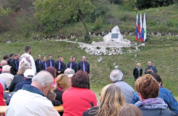 S postavitvijo obeležja in posvetitvijo lesenega  križa, izdelanega v Kijevu, so se spomnili nesrečne usode   ruskih  ujetnikov na Gori 