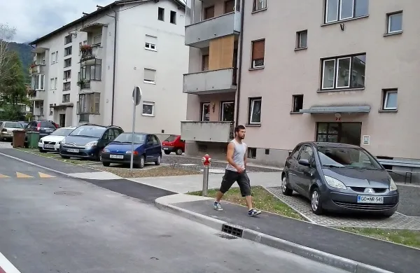 Na Kosovelovi so si stanovalci razdelili parkirna mesta, ne da bi občino sploh obvestili