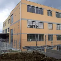 Šolska okolica bo ograjena, najmlajši se bodo lahko med odmori zapodili na igrišče, starejši pa se  sprehajali po potkah ali posedali na stopnišču v zunanjem amfiteatru  