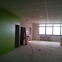V pritličju bo jedilnica z razdelilno kuhinjo, obroke pa bodo dostavljali iz matične šole v Pradah 