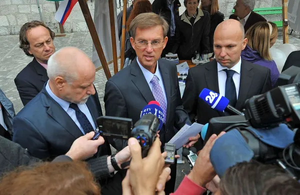 Stranka SMC normalno deluje naprej, brez pretresov ali krize, je v odzivu na odločitev poslanca  Bojana Dobovška za izstop iz stranke dejal predsednik SMC Miro Cerar