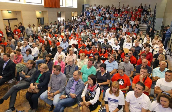 Predstavili so se nabito polni dvorani zadružnega doma v Dekanih